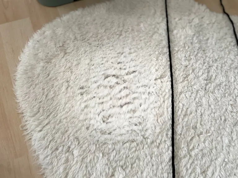 Shark Teppichreiniger heller Fleck nach Rote Beete Reinigung